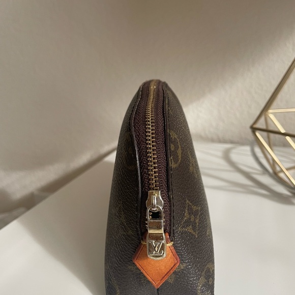 Cosmetic Louis Vuitton Pouch - Picture 3 of 4
